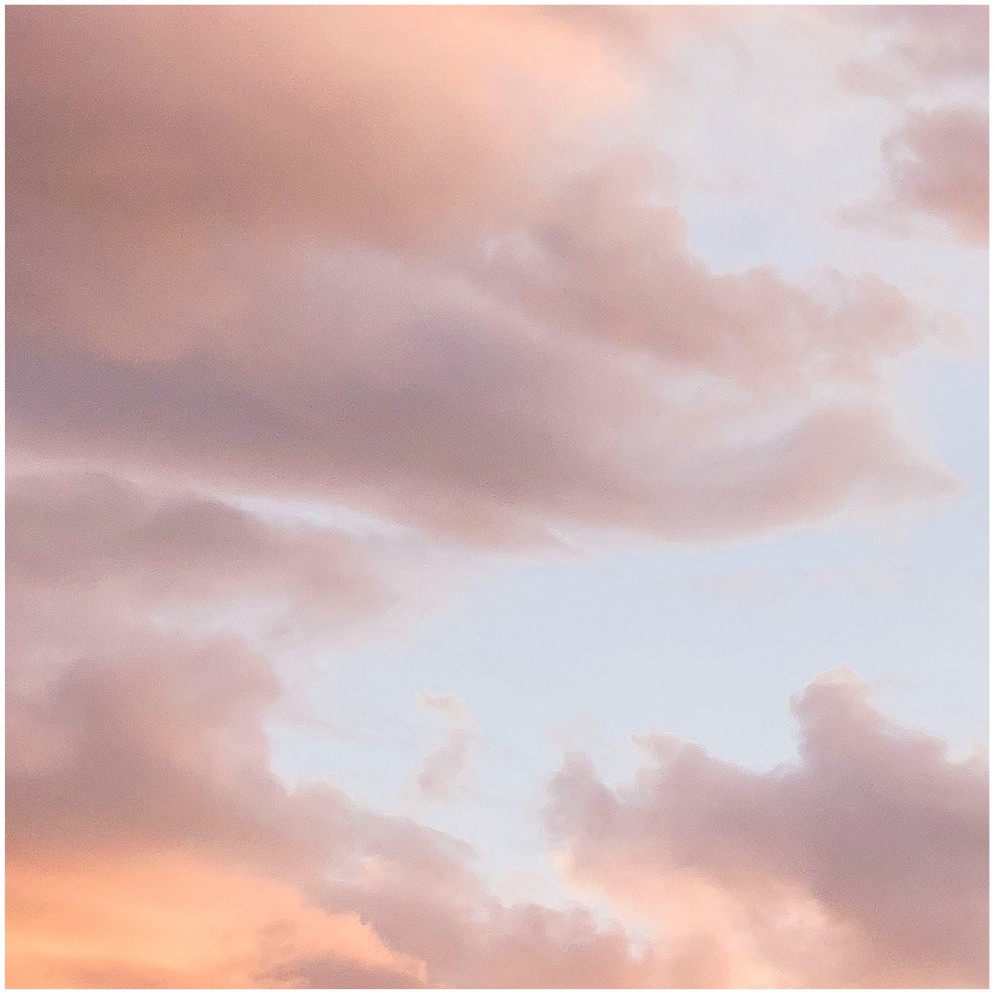 Abstraktes Wolken-Designelement in sanften Sonnenuntergangsfarben für die Website der Anästhesiepraxis.