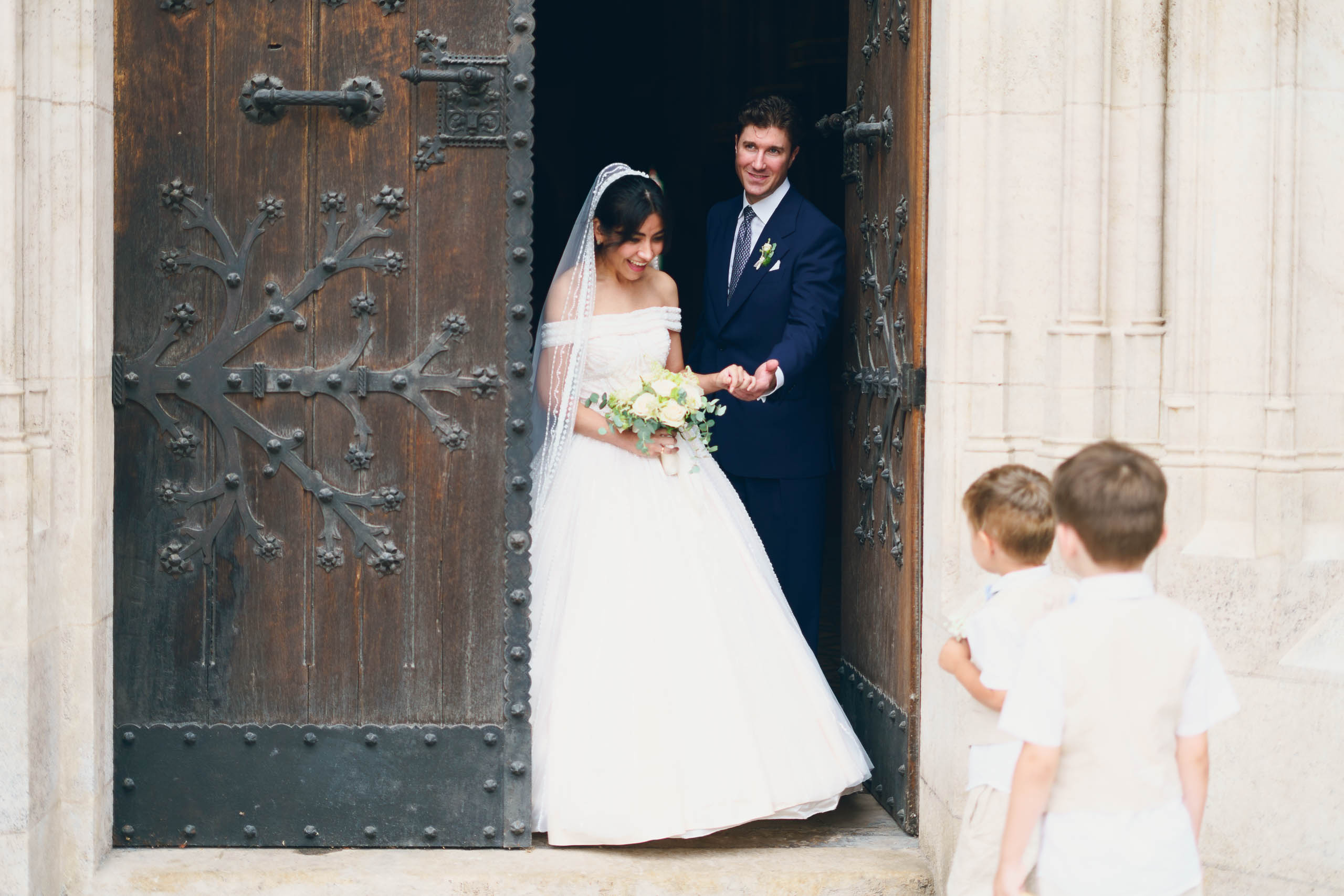 Frisch verheiratet in der Votivkirche - Hochzeitsfotografie Wien Leon Moik