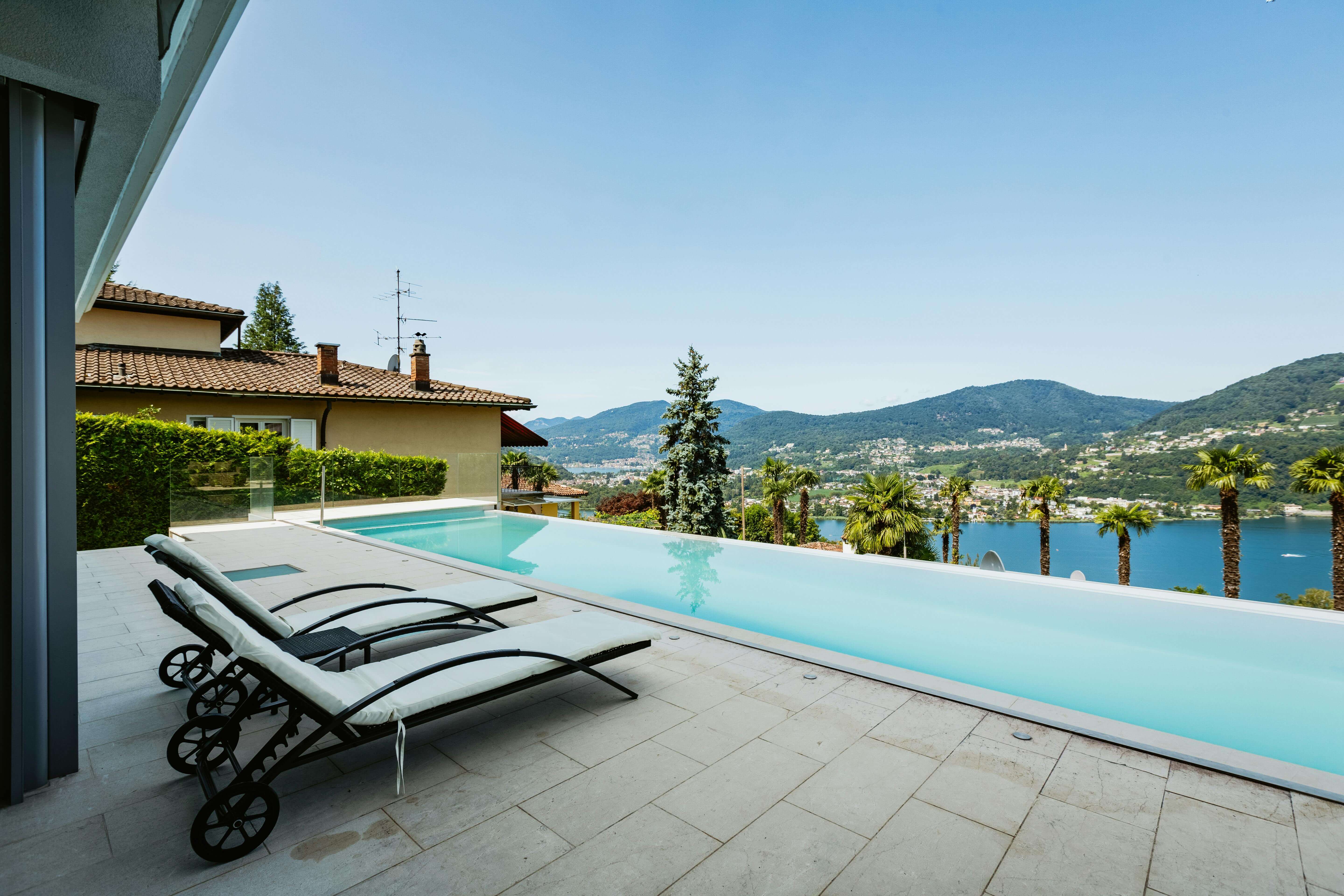 Infinity pool de villa en Mallorca con instalaciones de climatización y sistemas de ingeniería de alta eficiencia