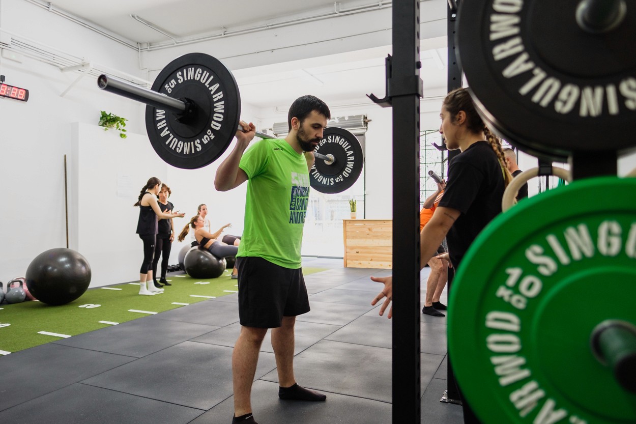 Sessió de Strength One a One Life, entrenament de força i potència al barri de Gràcia, Barcelona.