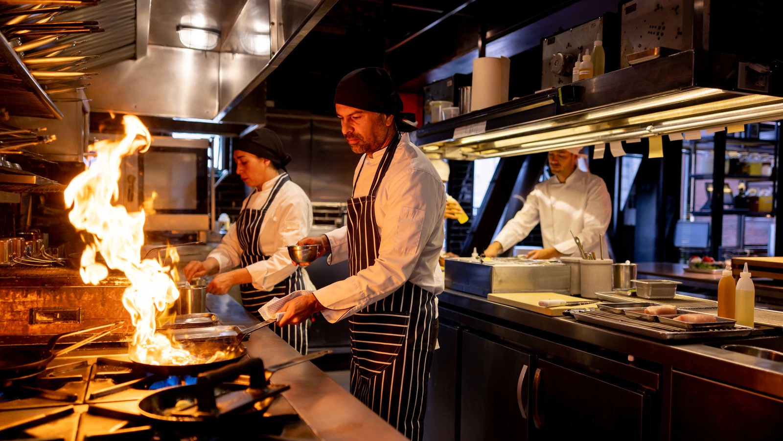 Chef cooking in cloud kitchen | Learn how to start a cloud kitchen in India with this step-by-step guide. Explore setup costs, legal requirements, and expert tips for rapid growth.