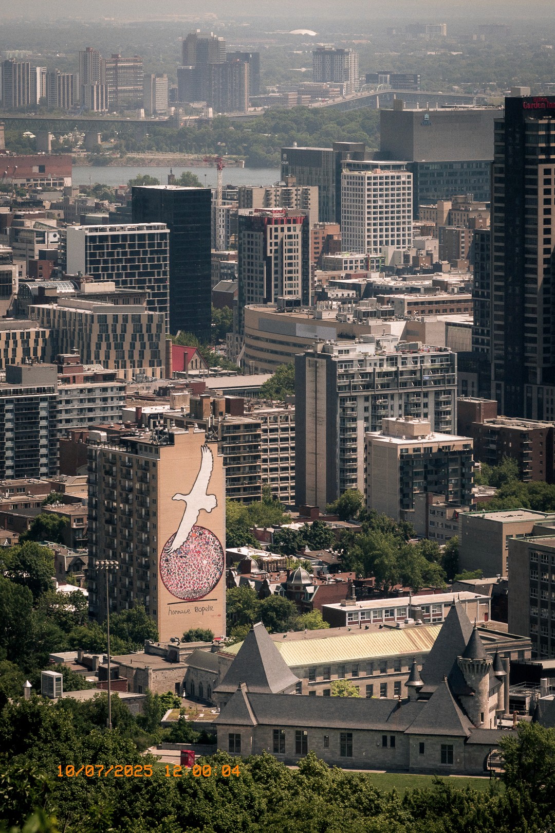 Panorama urbain avec murale vu du belvédère Kondiaronk.