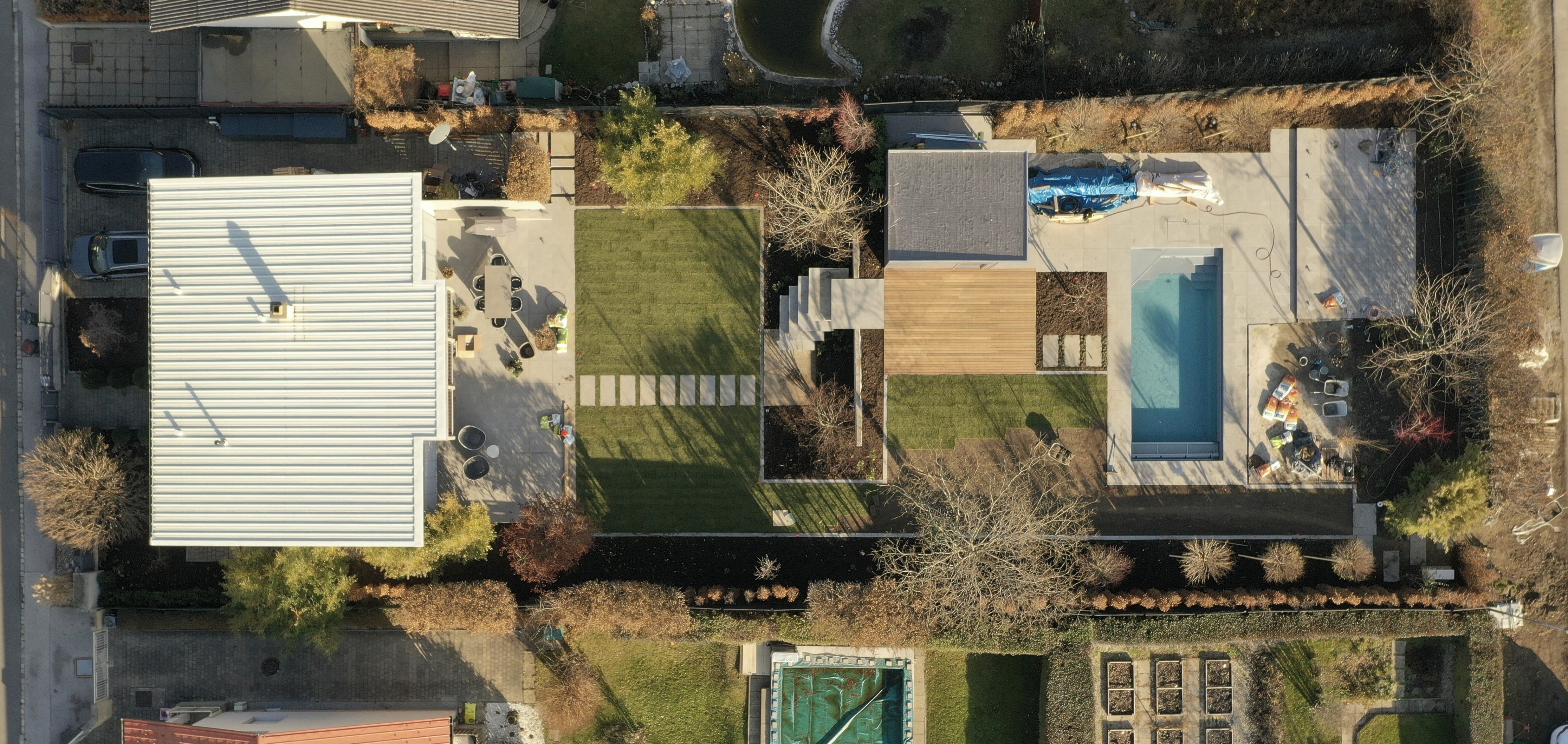 Luftaufnahme eines Gartengrundstücks mit Pool von Praskac.