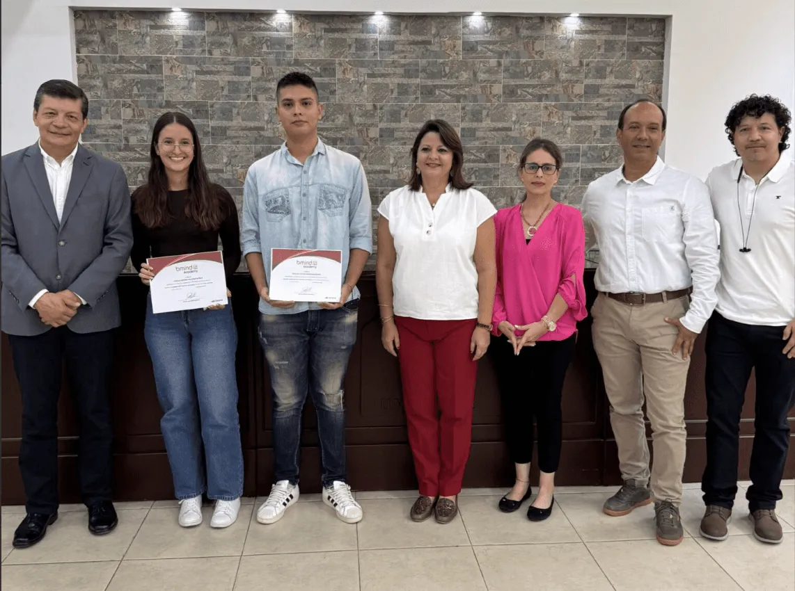 Personas posando al recibir diploma
