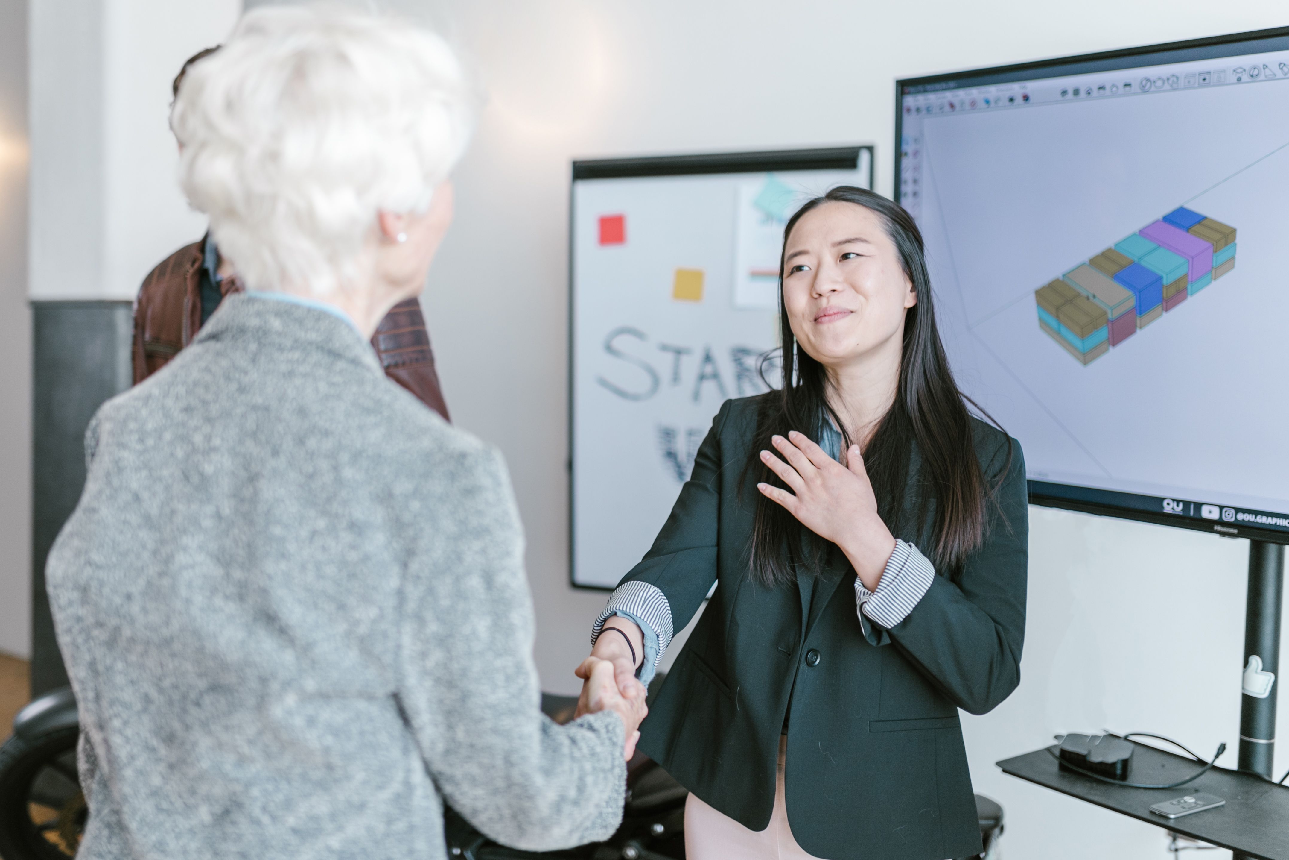 Liberal arts intern completes business docking negotiation and reaches cooperation intention with overseas client during ITP US internship