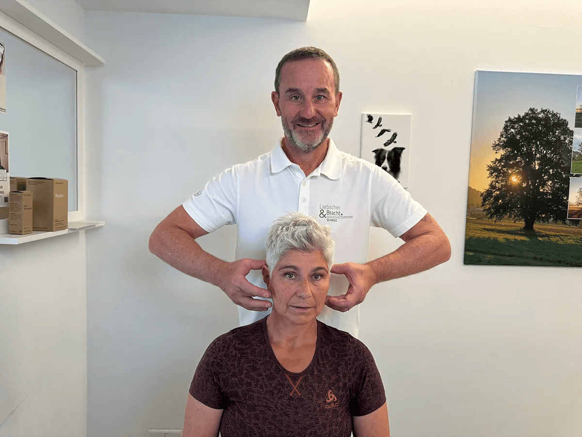 Christian Gut bei der Liebscher & Bracht Osteopressur Nackenbehandlung in Mettmenstetten – Schmerztherapie Schweizs