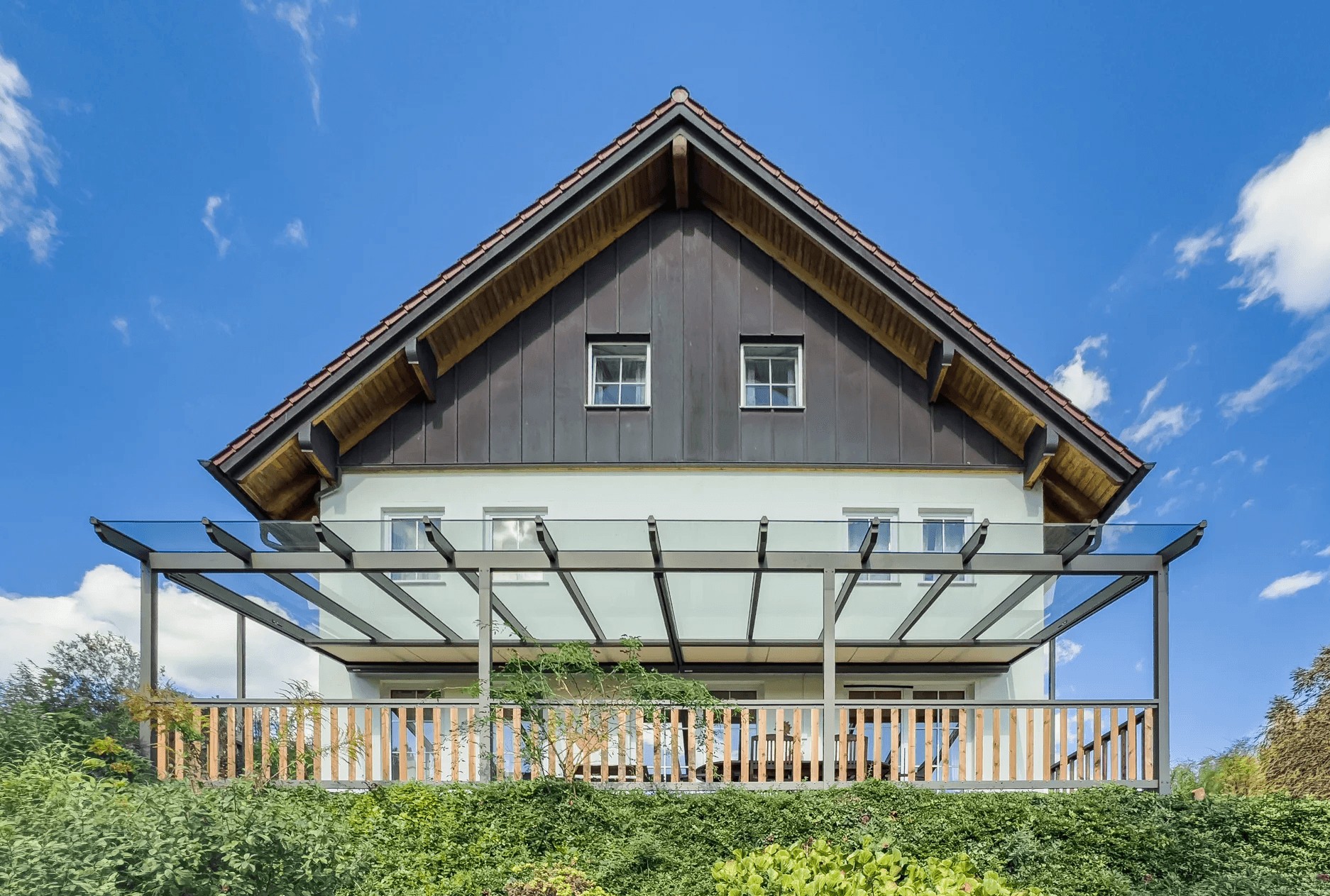 Balkonüberdachung aus Stahl und Aluminium und Aussicht auf das Lautertal