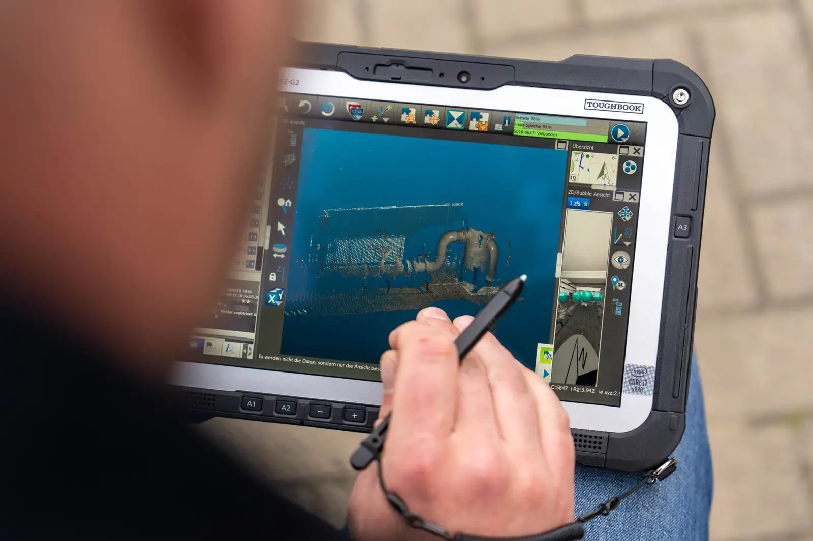 Zwei Brömer Mitartbeiter beim spielen am Kickertisch