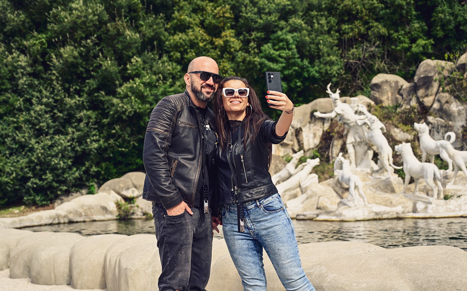Turistas tomando una selfie en las fuentes del Palacio Real de Caserta, Italia.