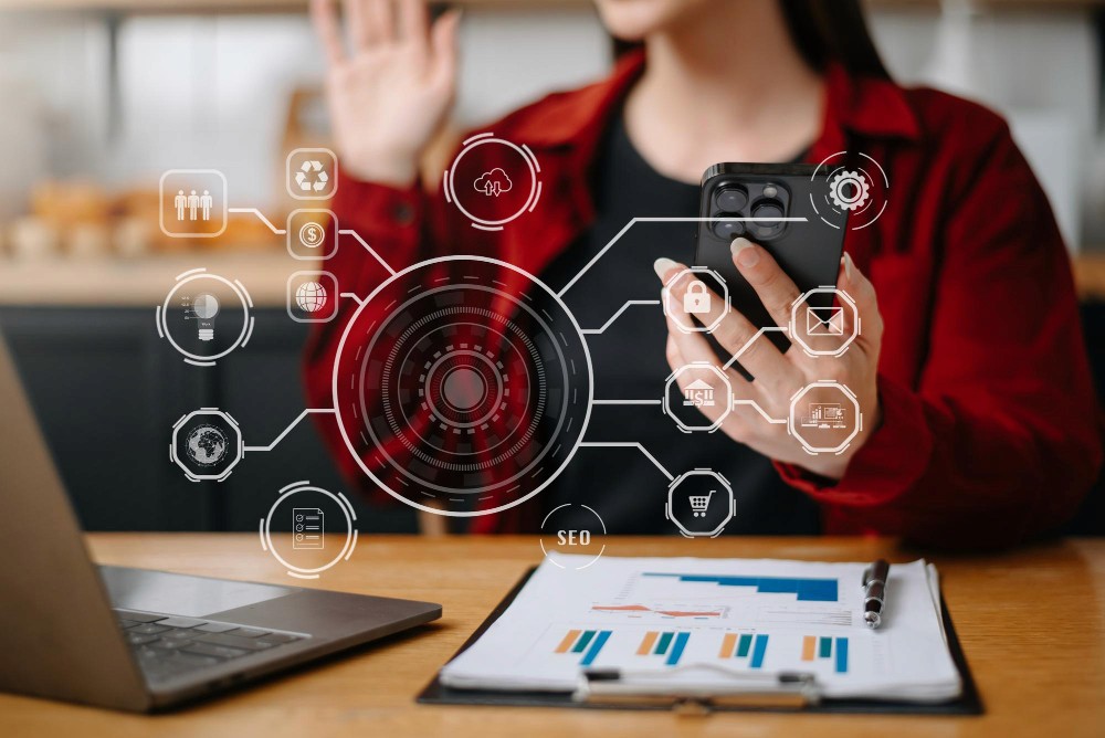 Laptop mostrando iconos de comunicación digital: email, llamadas y mensajería para alcance omnicanal empresarial