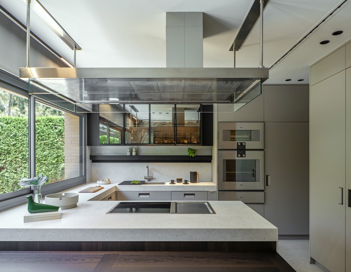 Cocina Arclinea con muebles y encimera en tonos grises