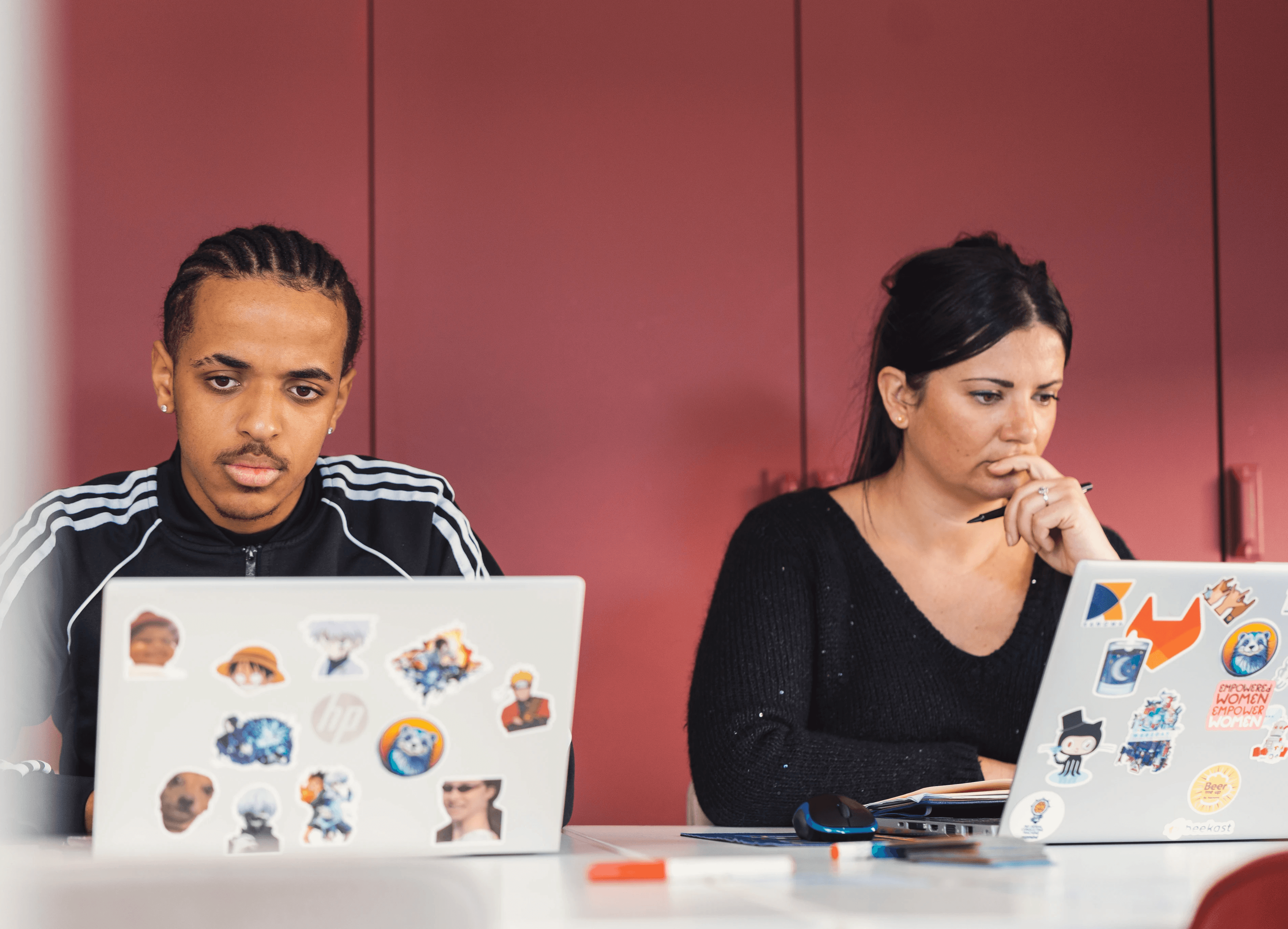 deux personnes qui travaillent sur leur ordinateur