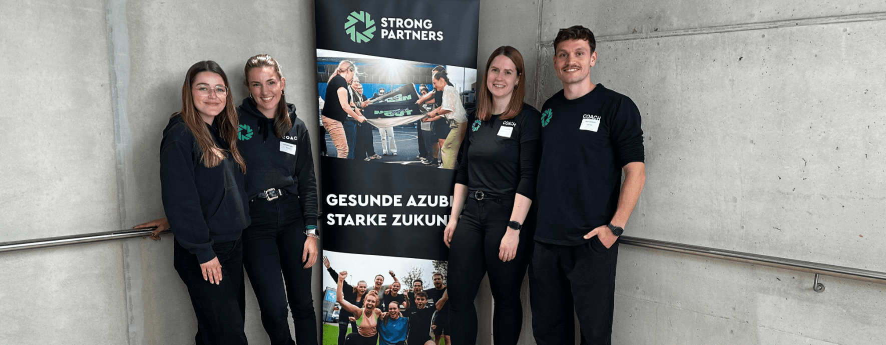 Junge Leute spielen ein Spiel mit Plastikbechern und Bällen