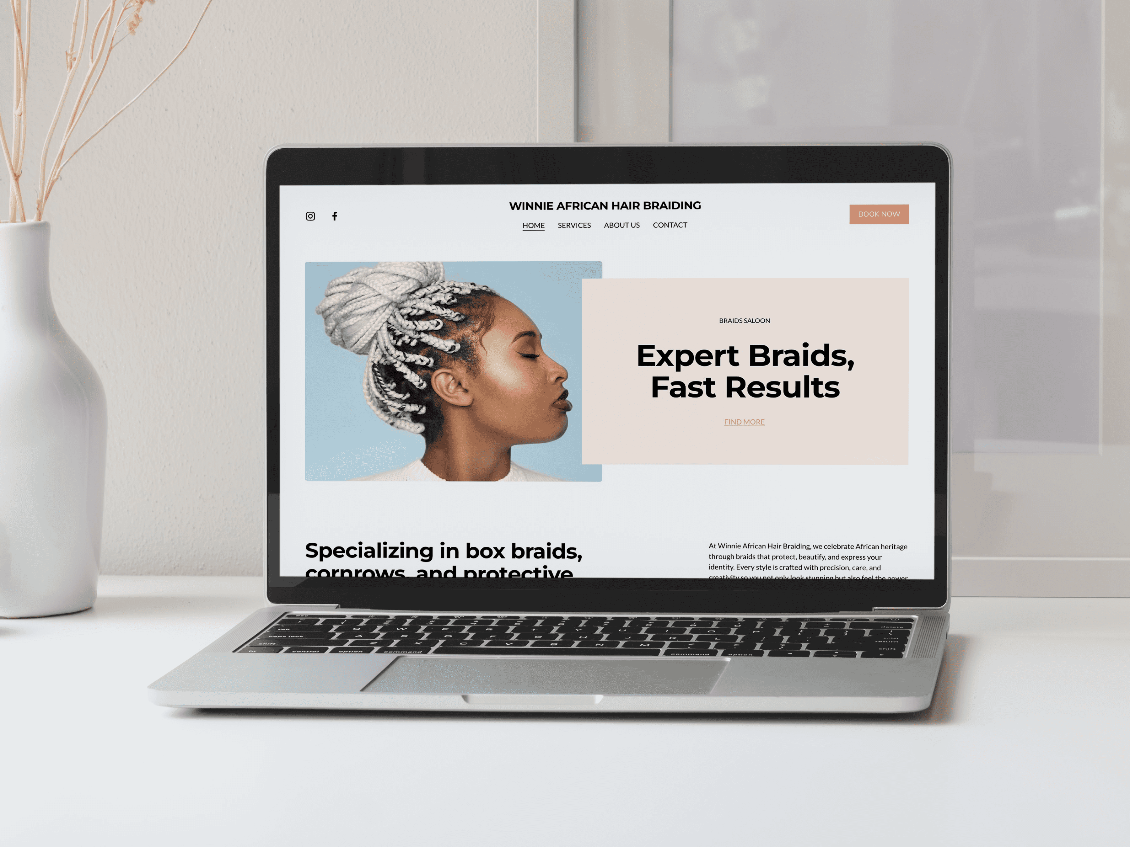 A computer in a white table with a grey background