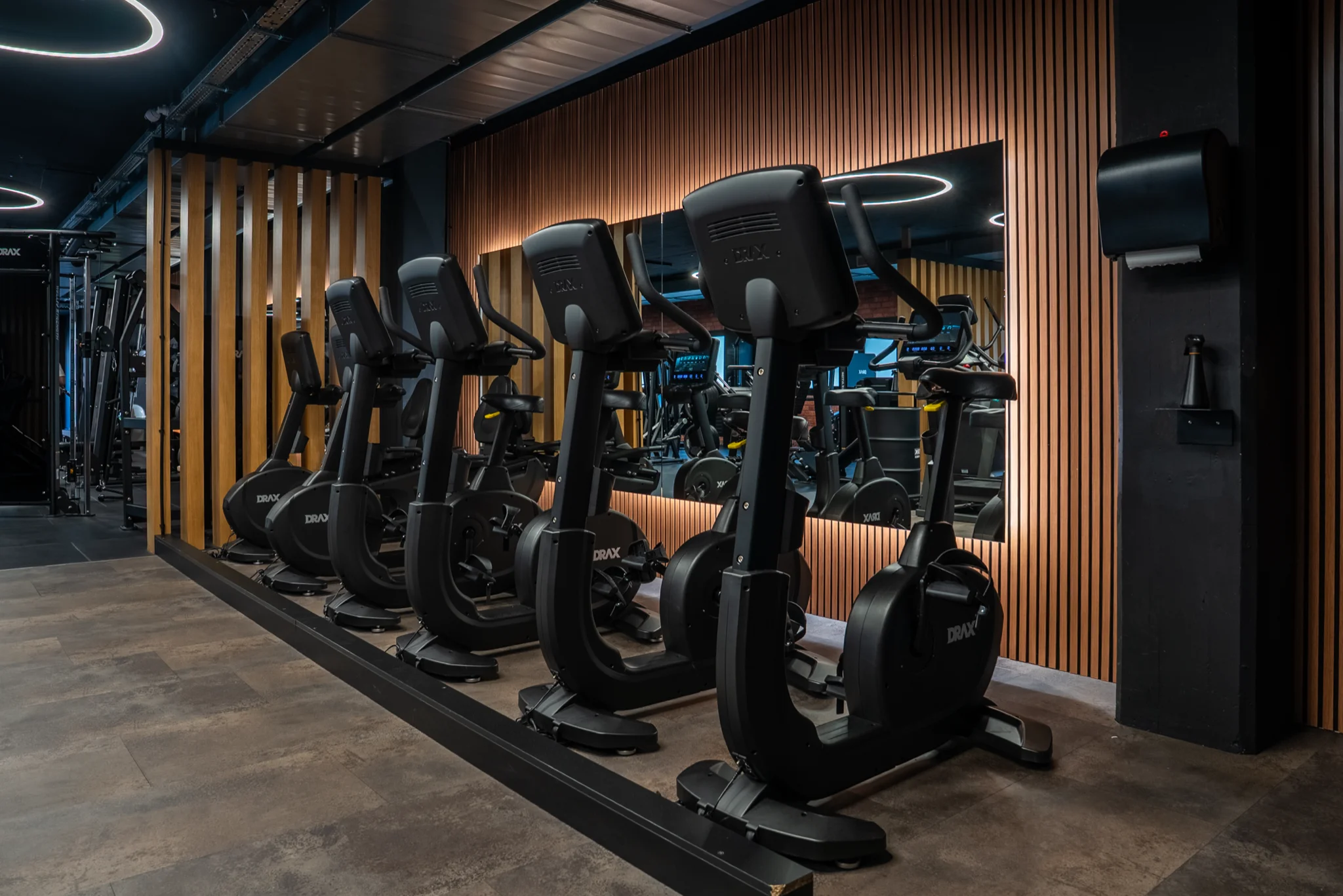 Cardio-Bereich mit Netflix und Smartphone-Integration