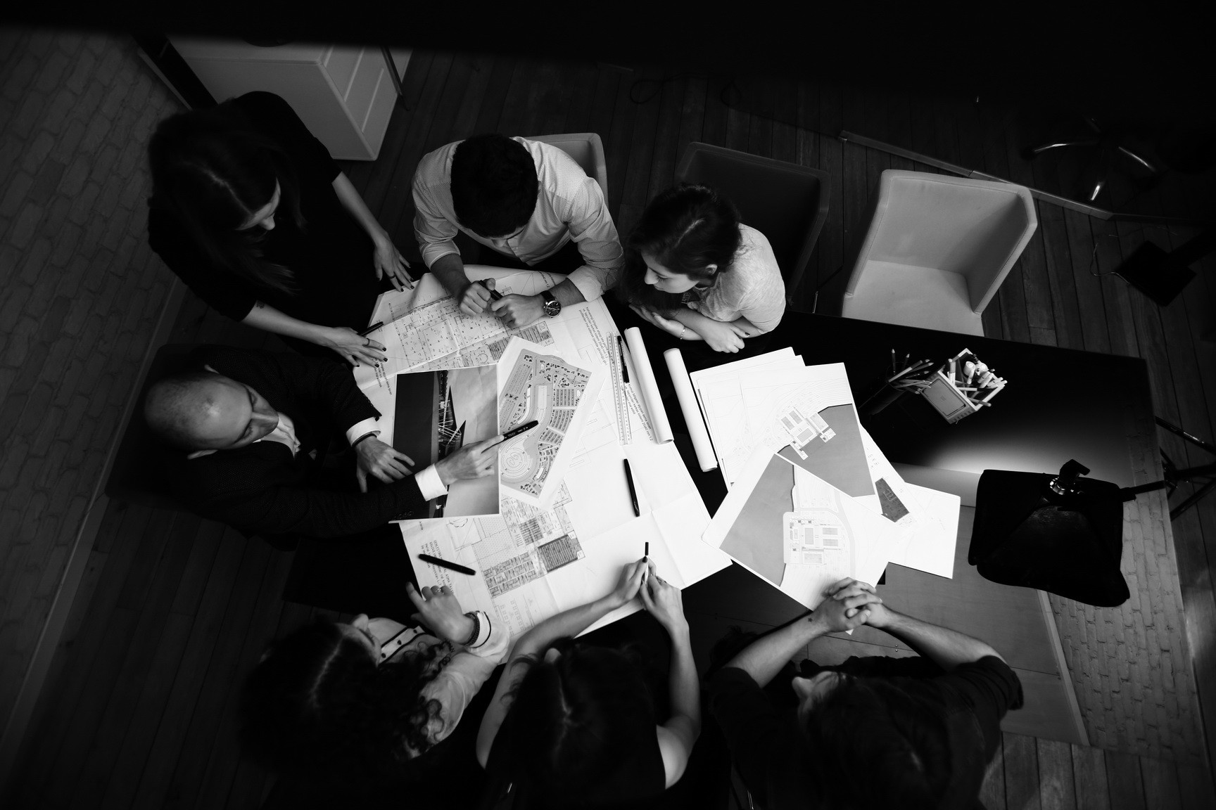 Two architects sketching floor-plan ideas on a whiteboard during a discovery session