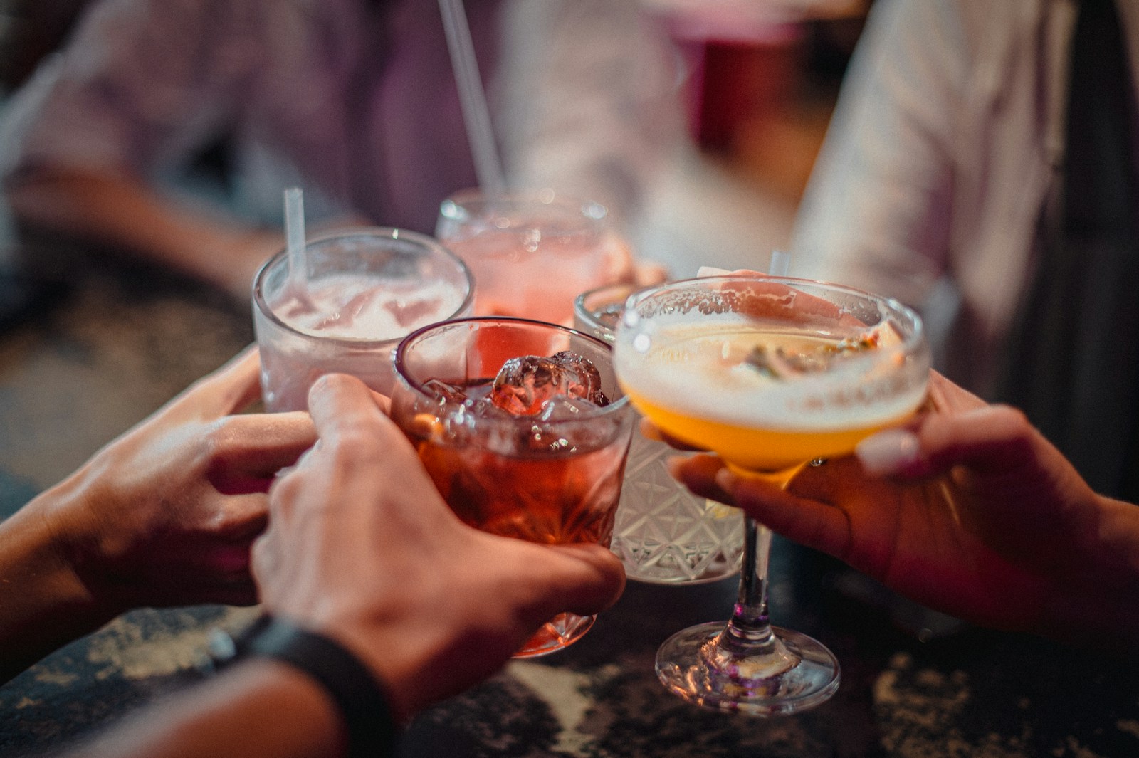 Gruppe von Gästen mit Drinks in der Hand