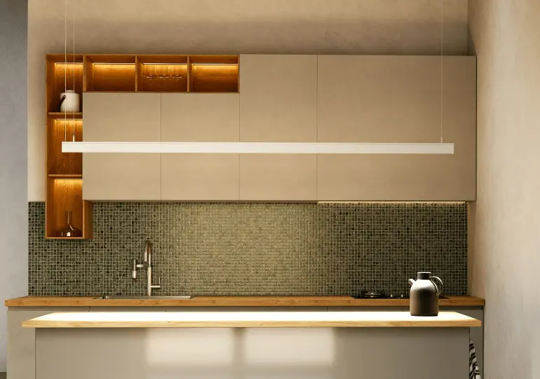 Cocina moderna con luminarias LED Beneito Faure, estanterías de madera, lámpara colgante, mosaico verde y encimera natural.