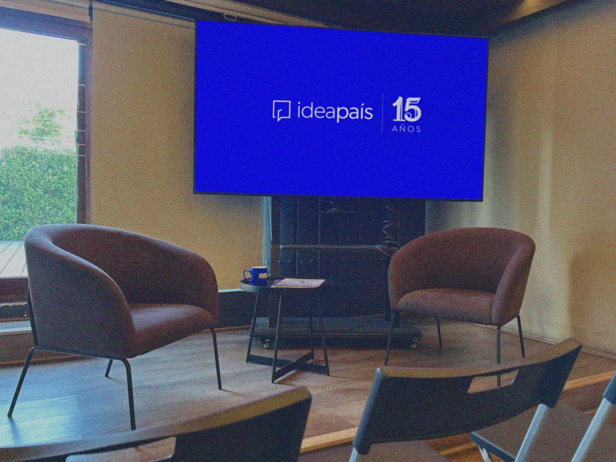 Sillones y pantalla con el logo de IdeaPaís en auditorio en la oficina de Santiago de IdeaPaís.