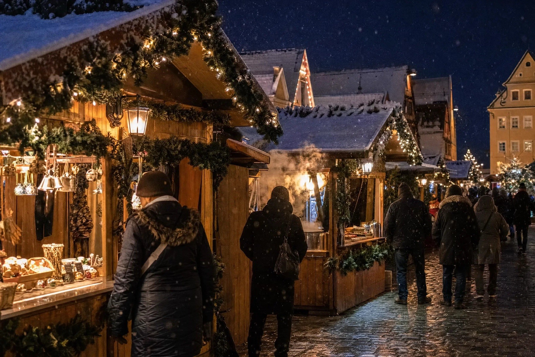 Stände mit Lichterketten auf dem Markt