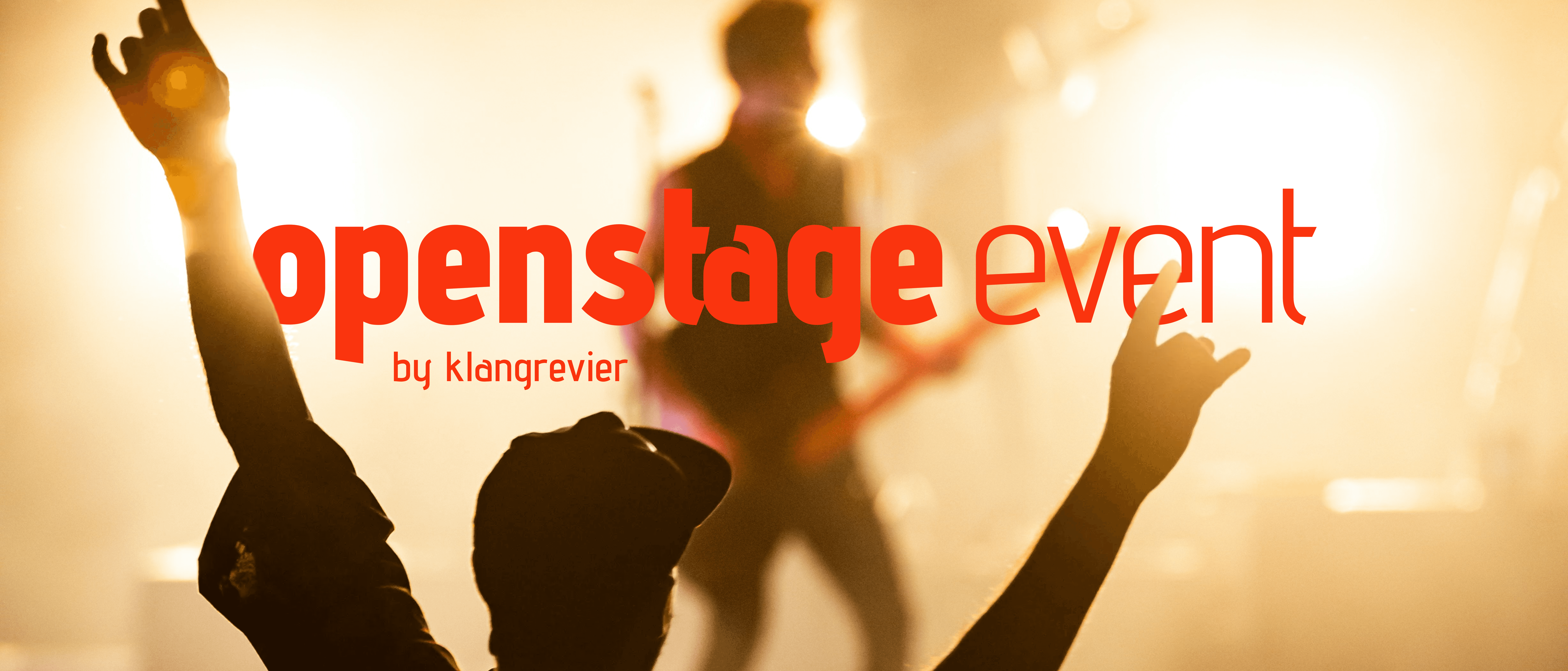 Roter Banner mit drei Vorteilen einer Mitgliedschaft: ‚Kostenloser Eintritt‘, ‚Exklusives Festivalbändchen‘ und ‚Mitglieder-Newsletter‘. Rechts steht einer der Kamp-Lintforter Zechentürme mit KlangRevier-Flagge.