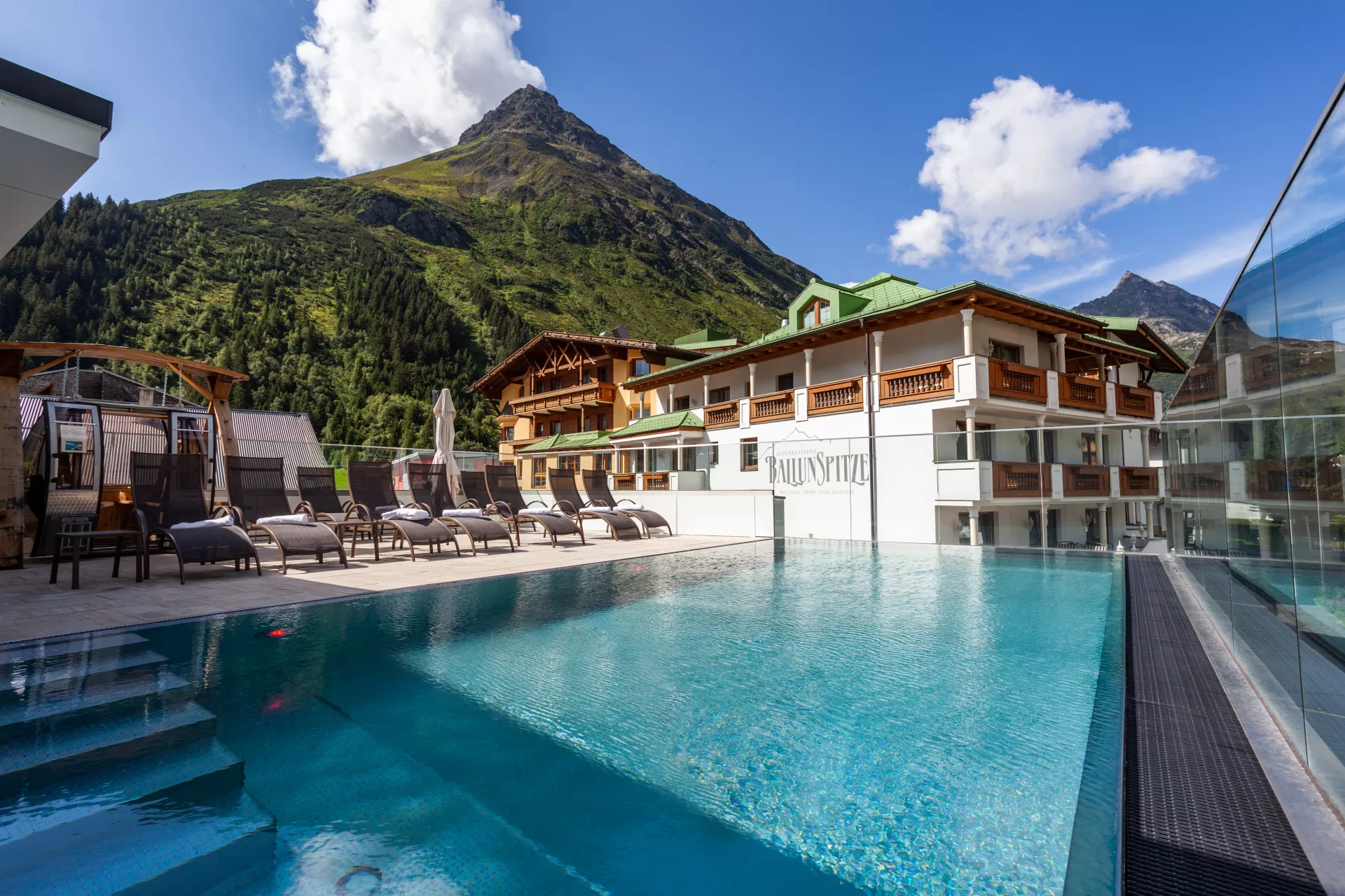 Außenansicht Alpenresidenz Ballunspitze mit Pool.