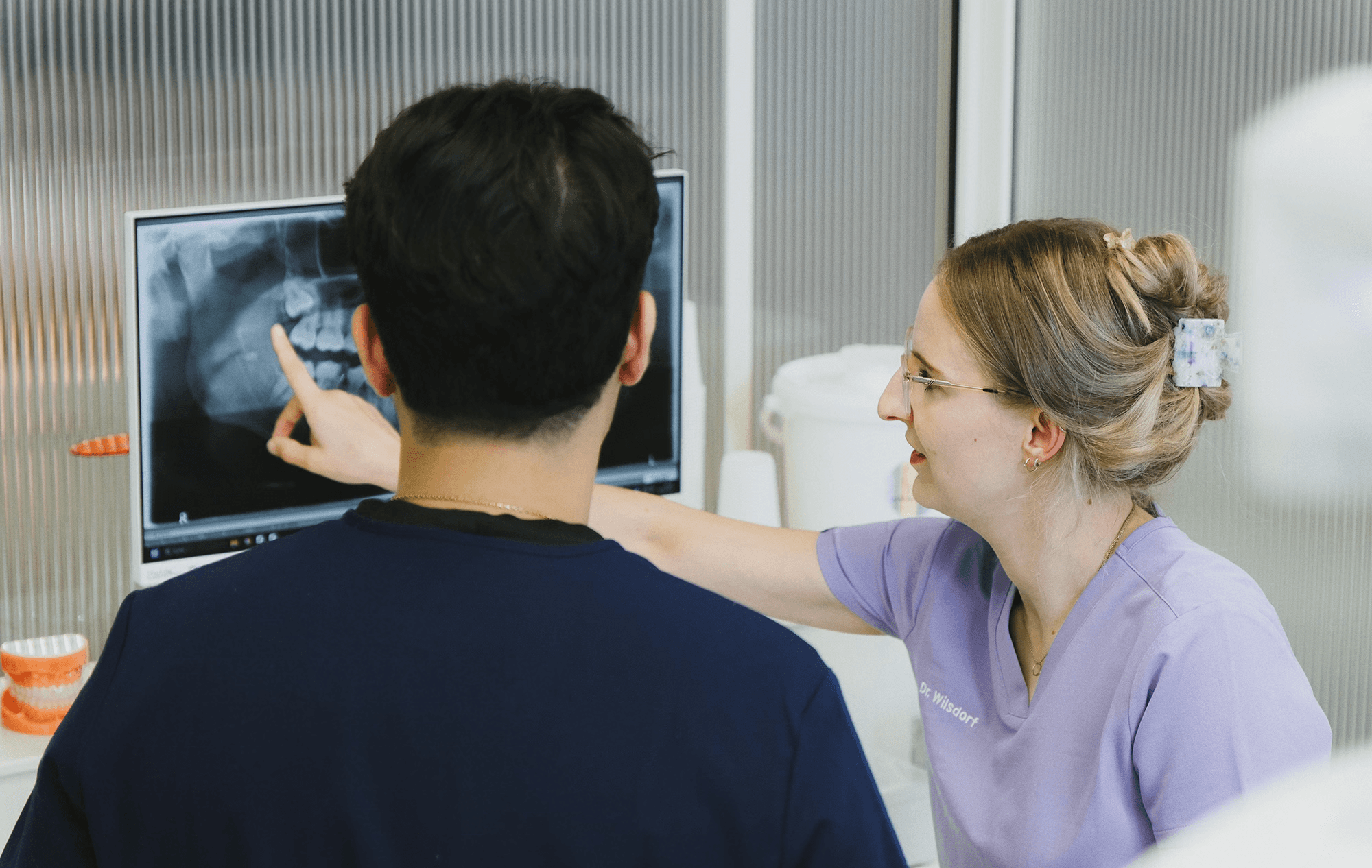 Besprechung einer Röntgenaufnahme am Bildschirm in der Praxis orthoSpace