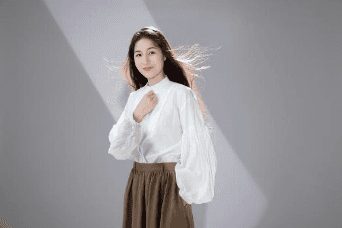 波妞妈妈穿白色上衣