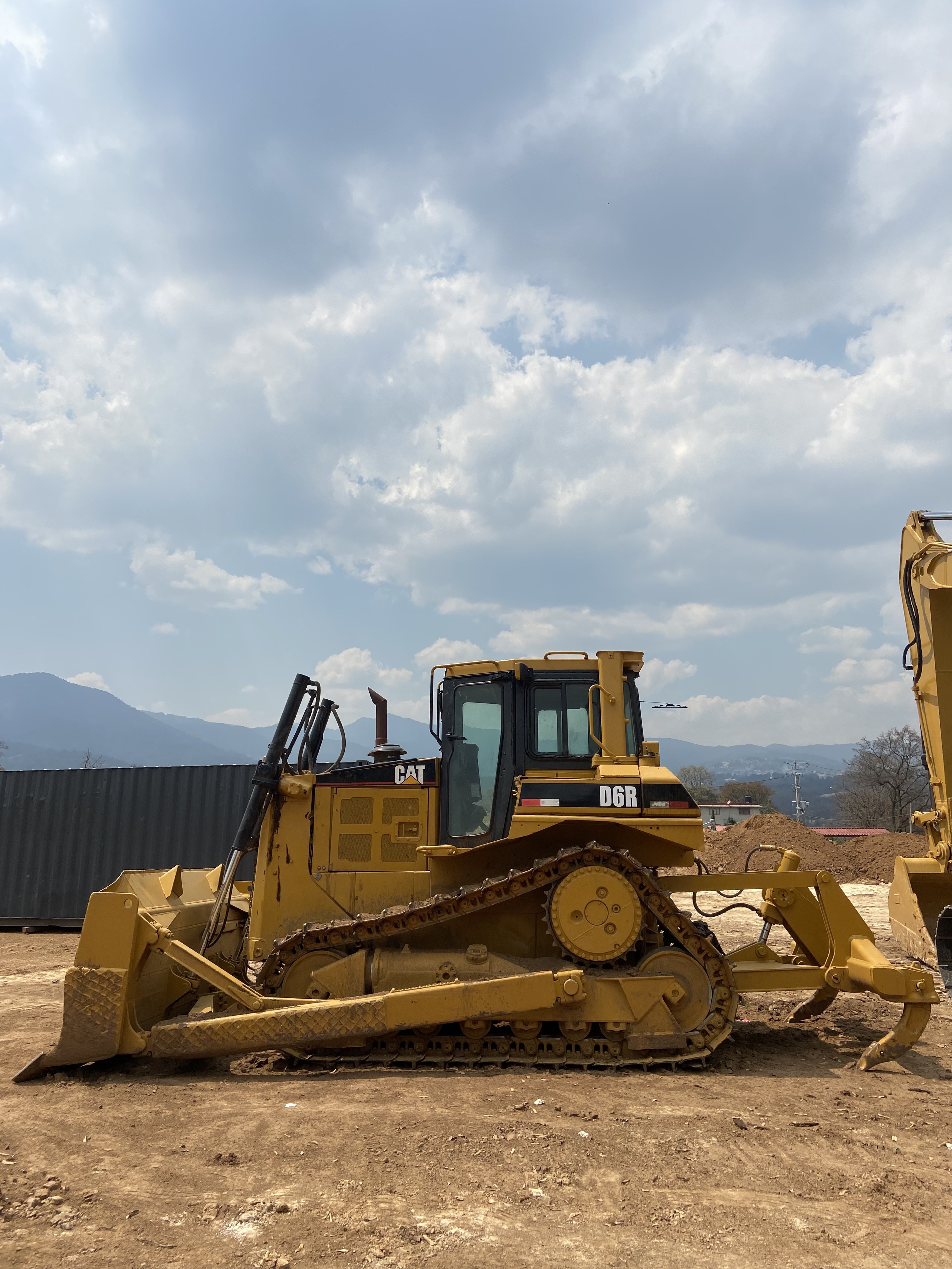 Maquinaria pesada tipo tractor para nivelación de terreno en obra