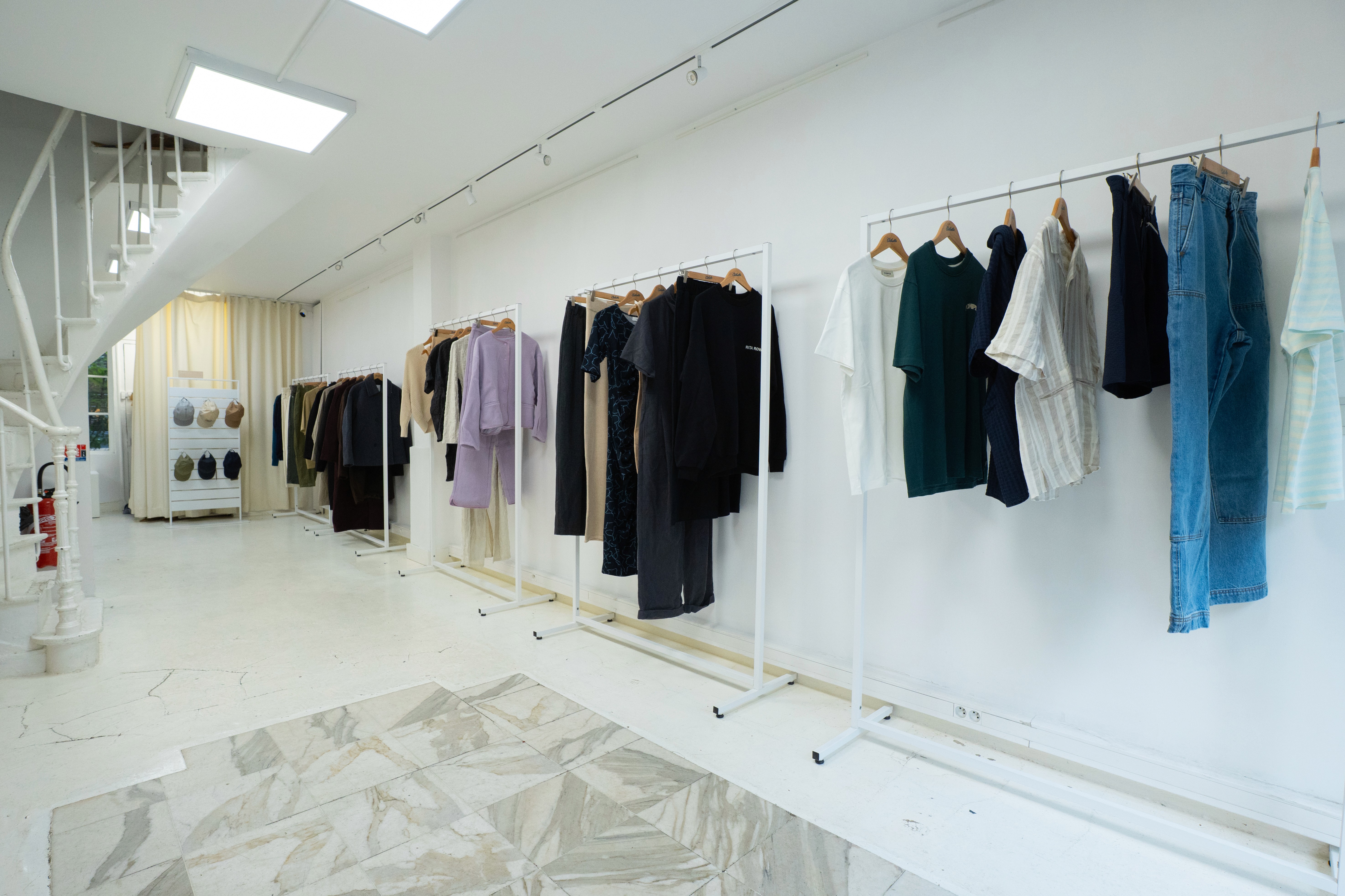 Intérieur de la boutique Clothette avec sélection de sneakers, vêtements de marques internationales et accessoires