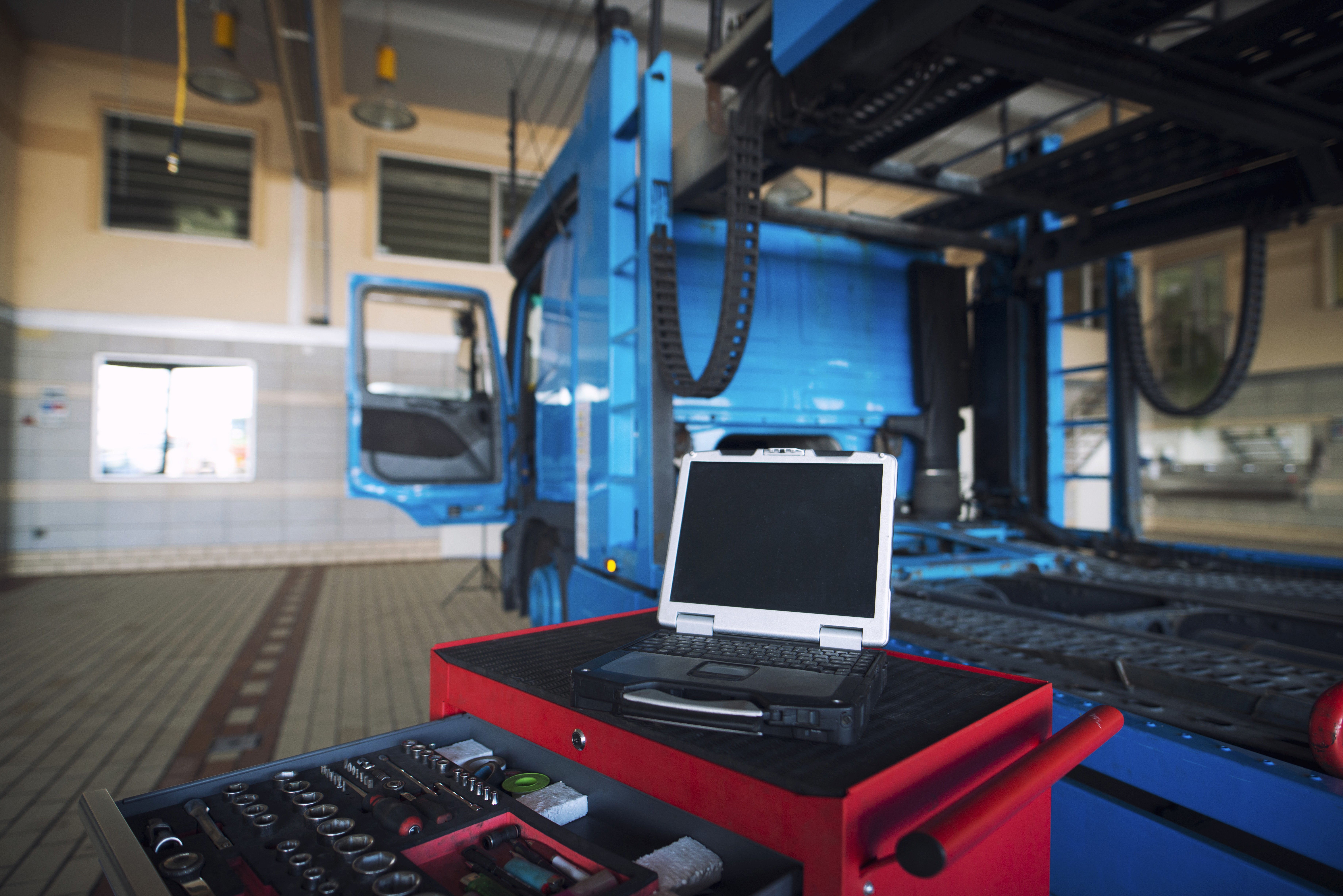 Computer in mechanical service shop