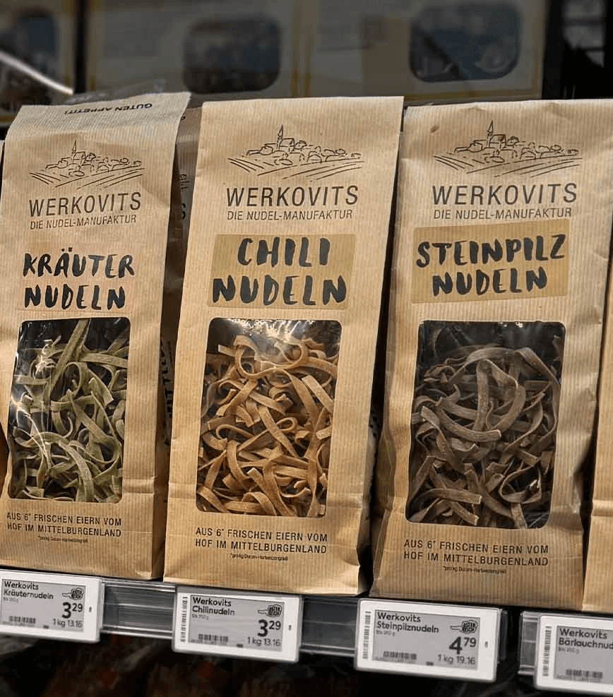Supermarktregal mit verschiedenen Werkovits Nudelpaketen – Spiralen, Kräuternudeln, Chili-, Steinpilz- und Bärlauch-Nudeln der Nudel-Manufaktur