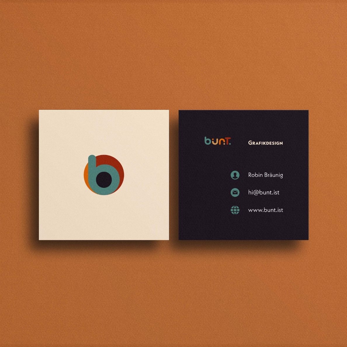 Beige und schwarze Visitenkarten mit bunt.ist Logo auf terrakotta-orangefarbenem Hintergrund