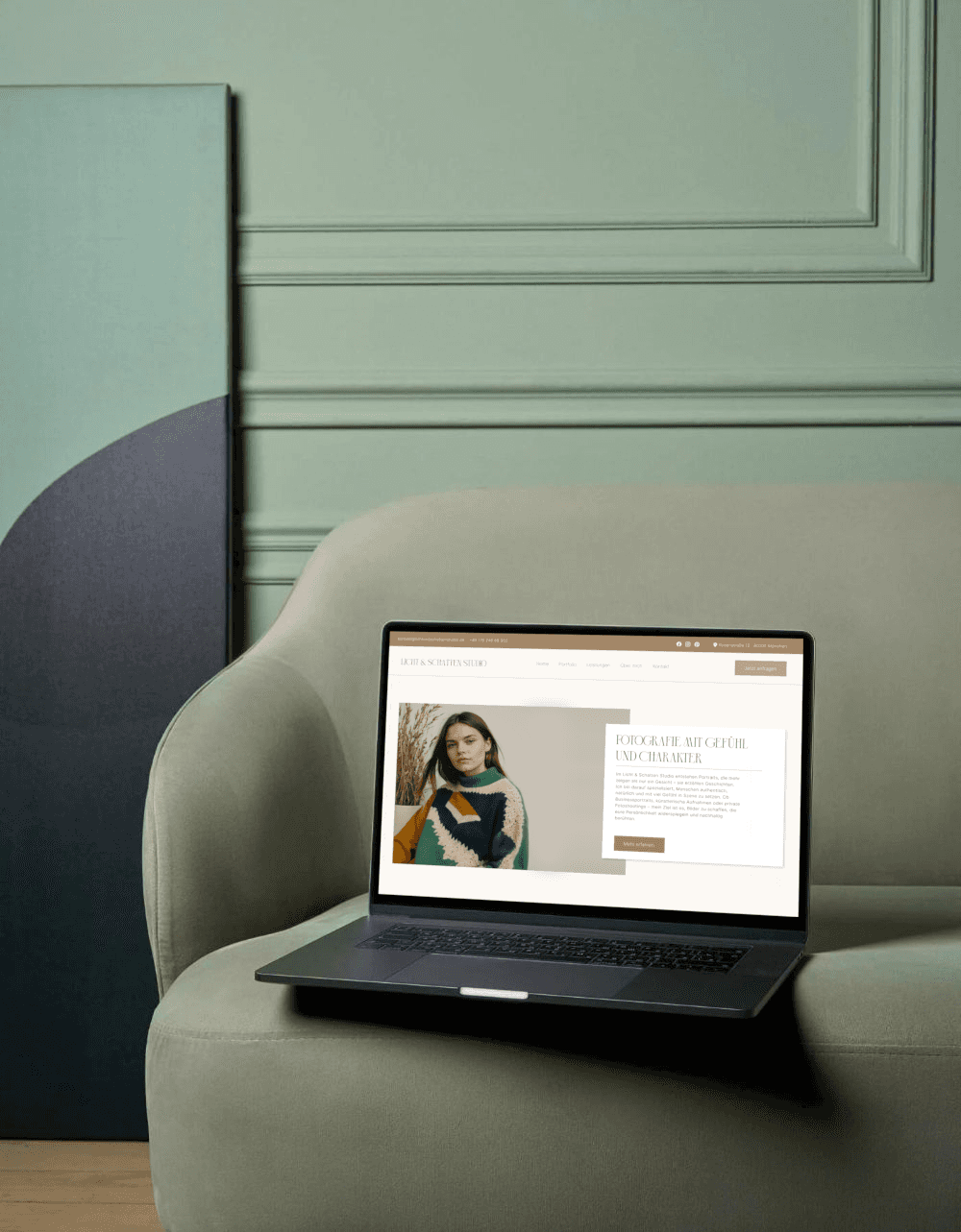Laptop-Mockup mit Website-Design für eine Fotografin