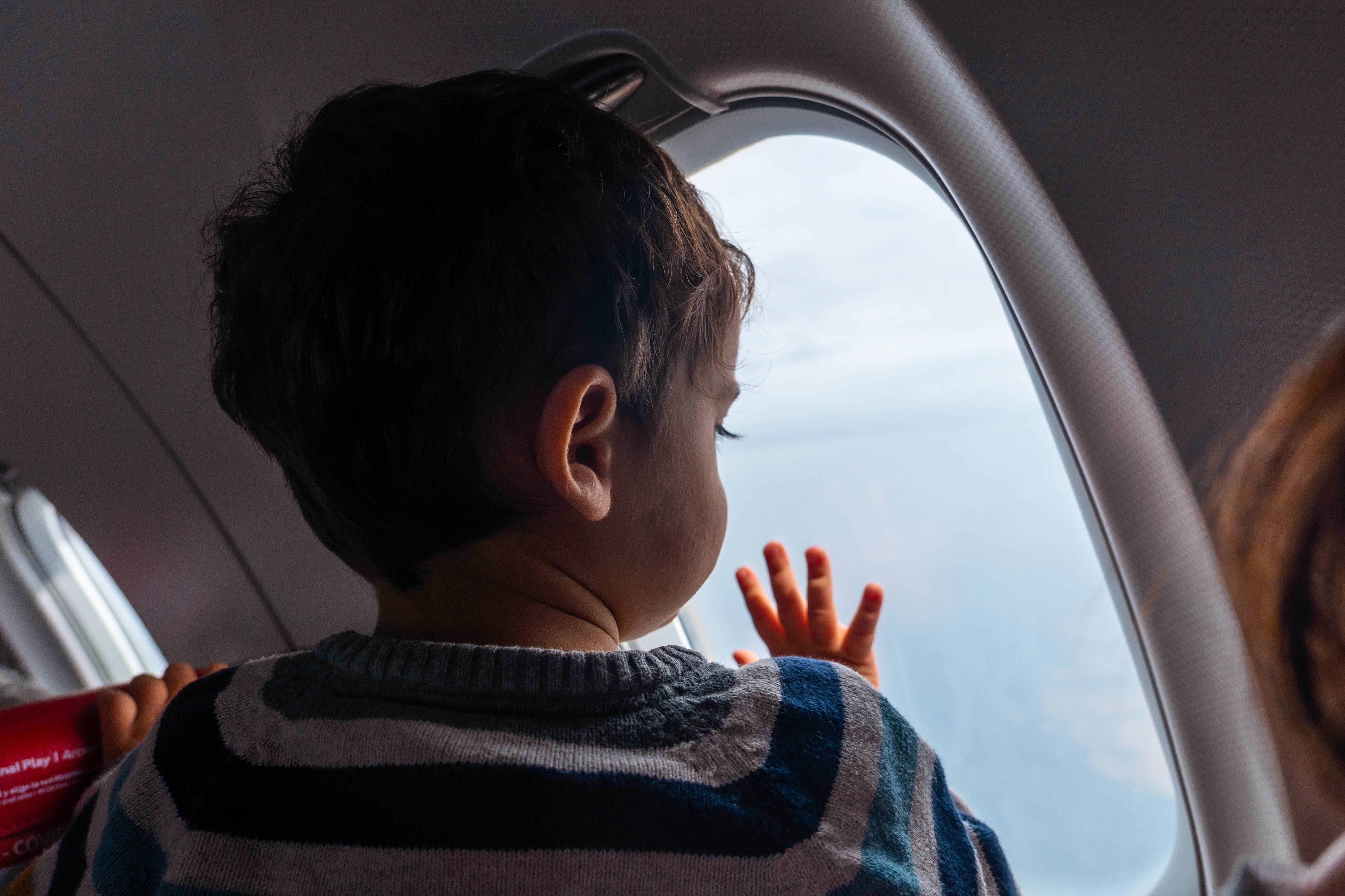 Junge im Flugzeug