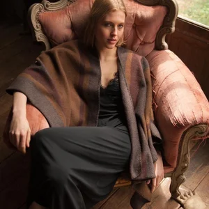 Dans le lookbook de la marque Danoise Another Aspect, le mannequin porte un costume gris et une chemise blanche