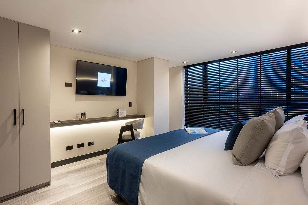 Suites insonorizadas con vista a la ciudad en hotel boutique premium Medellín, modelo Altus Urban con cocina privada y diseño contemporáneo