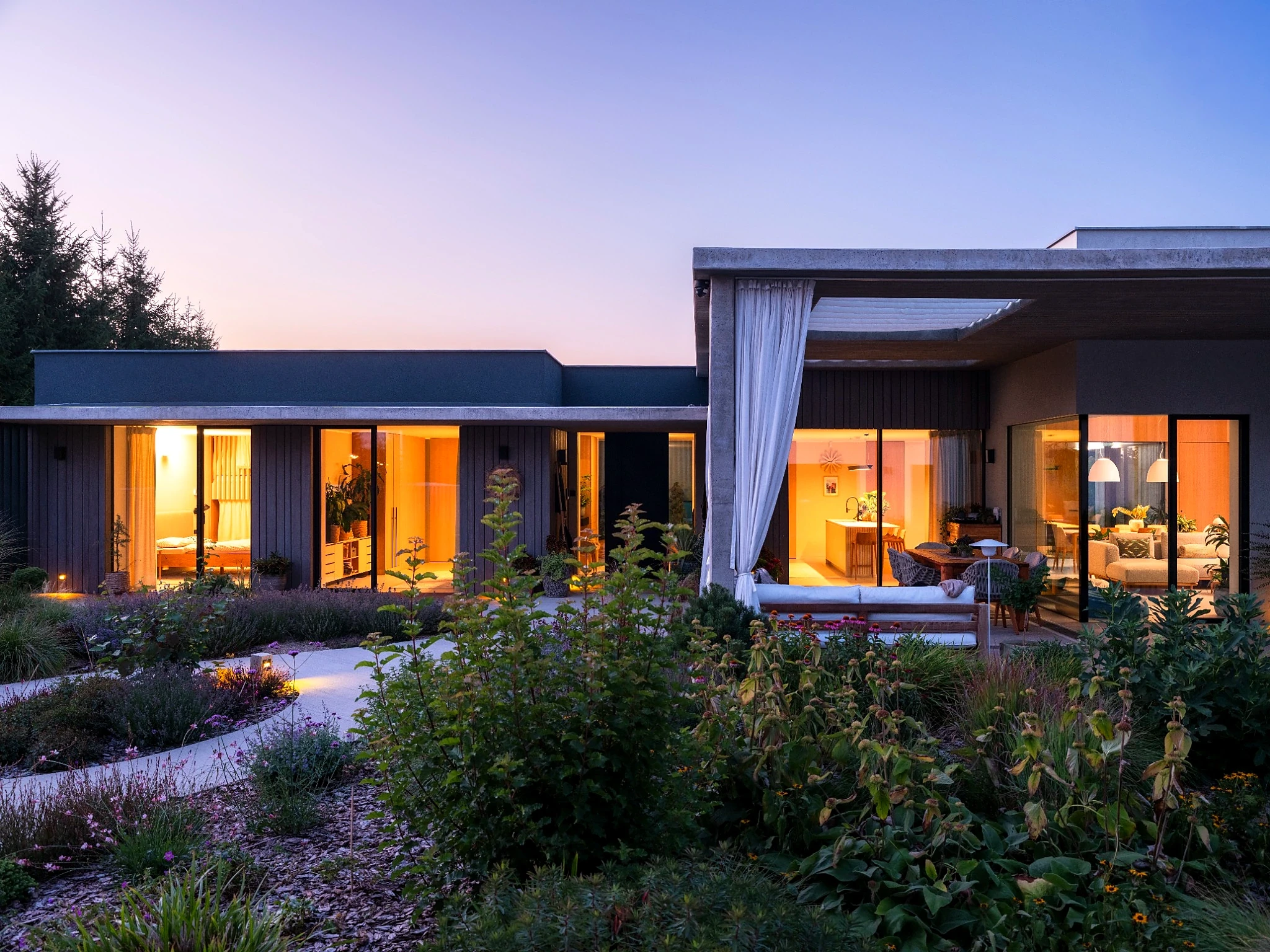 Family house in Hradec Králové with frameless windows and large-format glazing