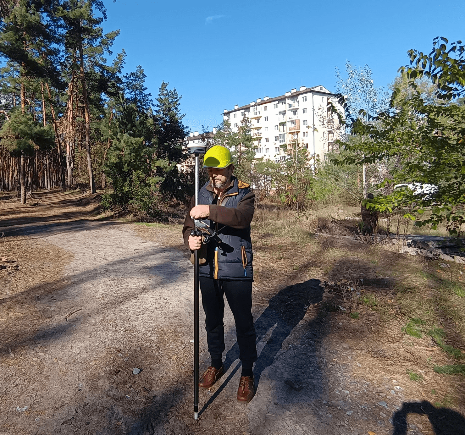 геодезист у формі за роботою