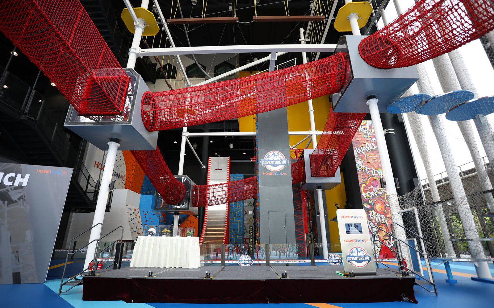 冒险总部的室内攀岩和障碍课程设有红色网状隧道。