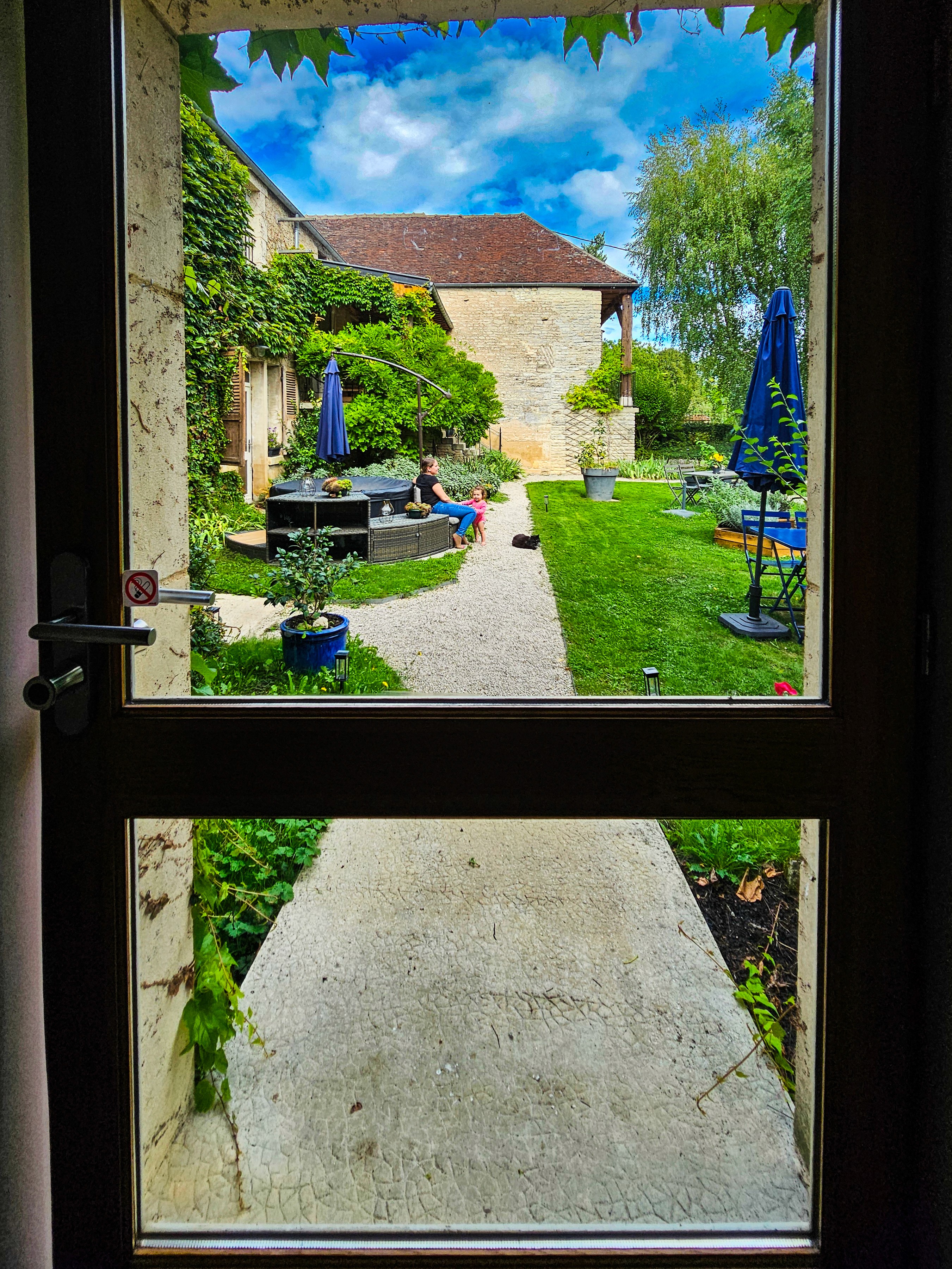 Vue du jardin depuis une porte