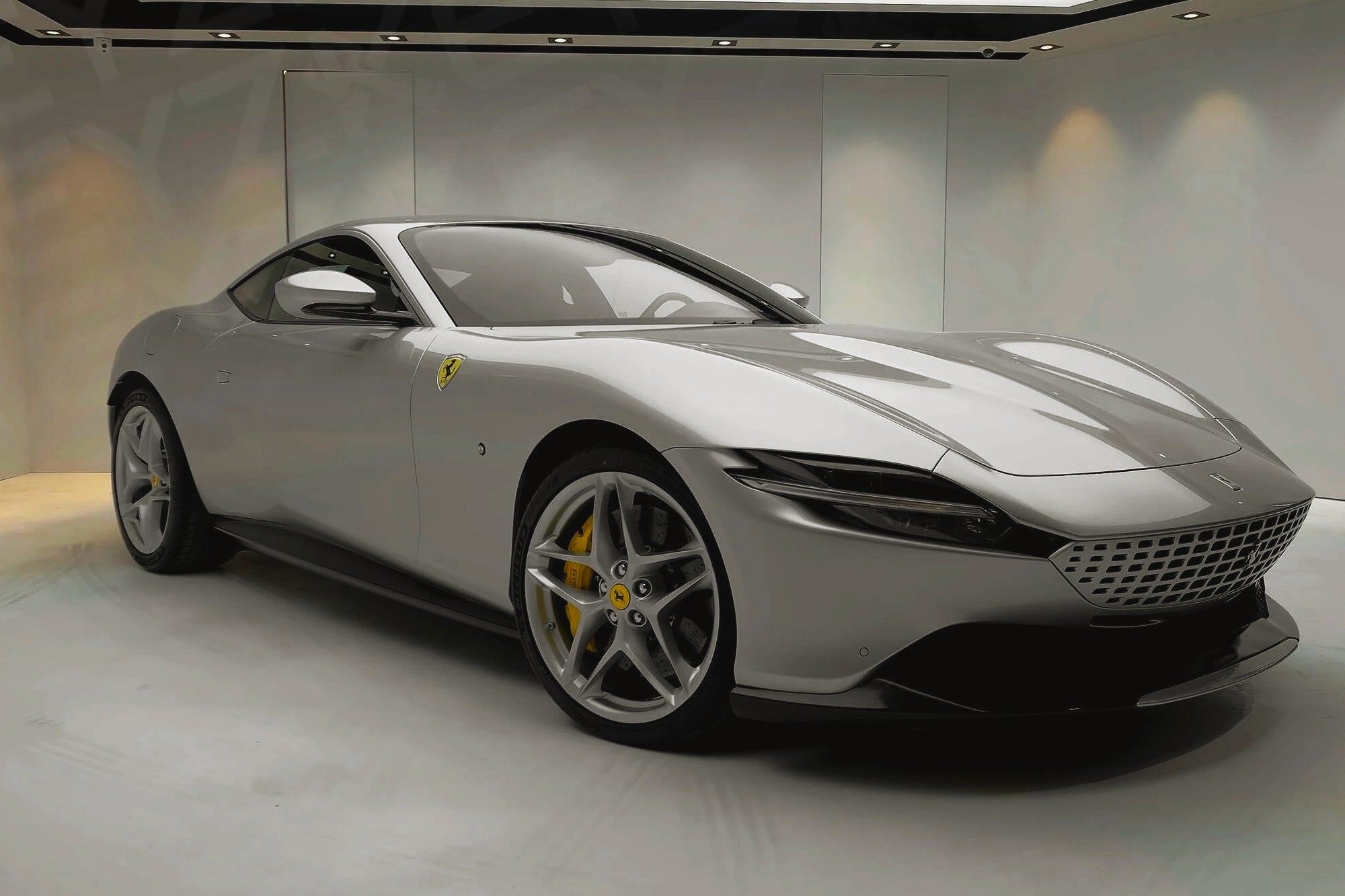 Vue extérieure Ferrari Roma Gris – Location Supercar à Dubaï | Keyz Rent