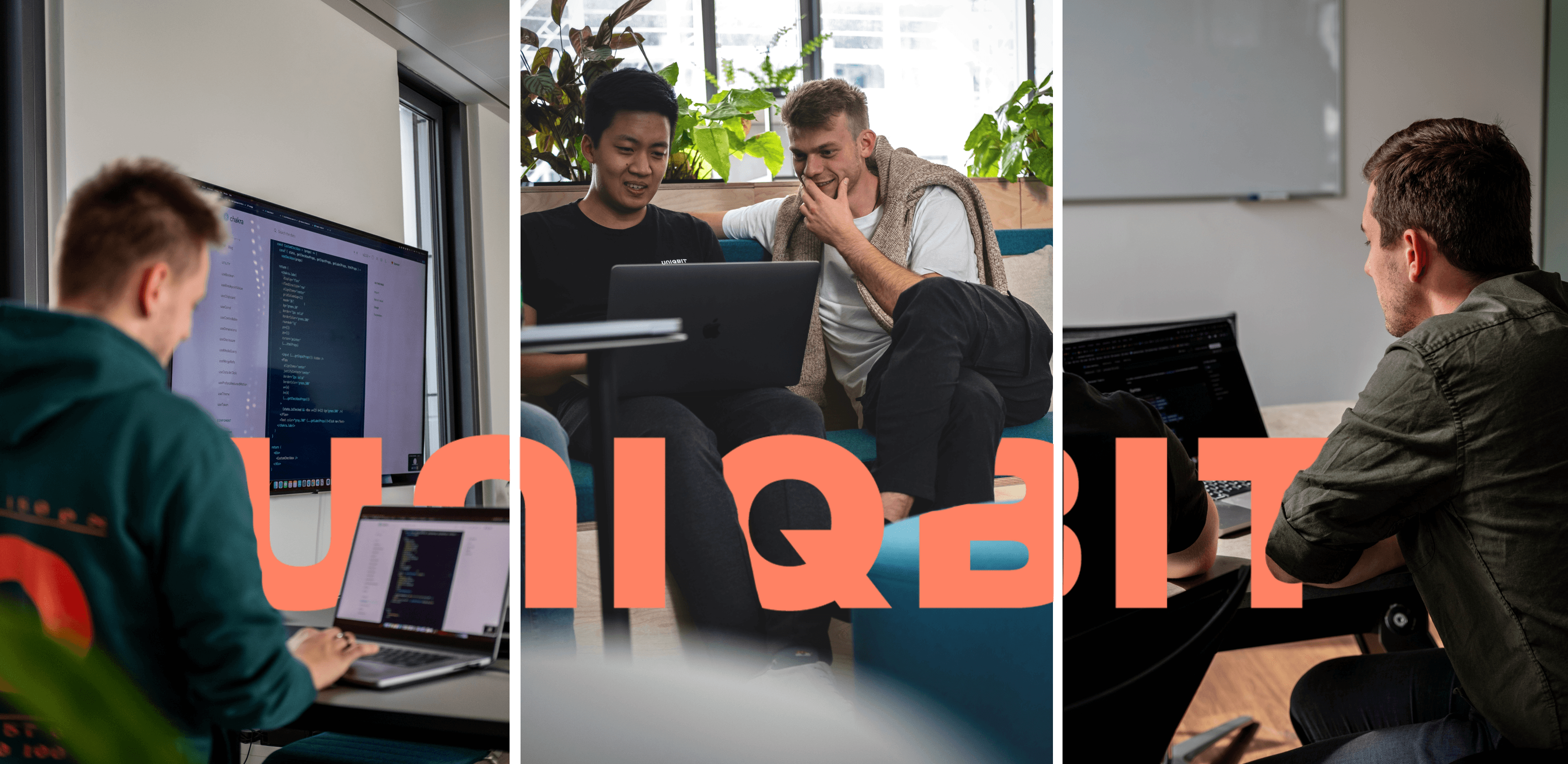 Personen sitzen und stehen vor ihren Laptops und coden