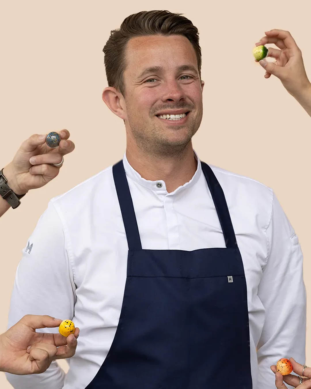 Jan-Jaap Plaizier van Chocolade Bezorgd met handen die bonbons vasthouden