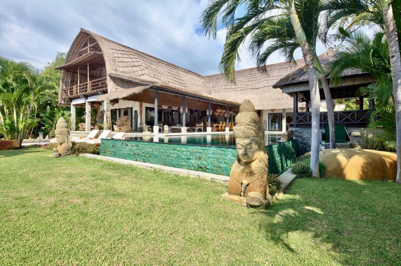 Beachfront villa complex in Freehold in Lovina, North Bali