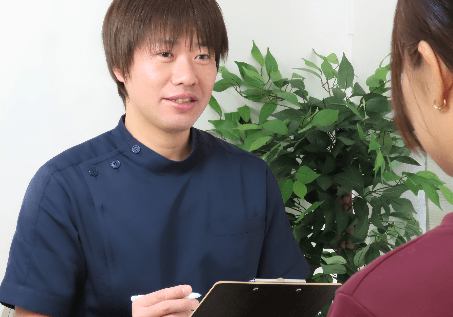 患者の問診を行う理学療法士・寺澤慶大先生