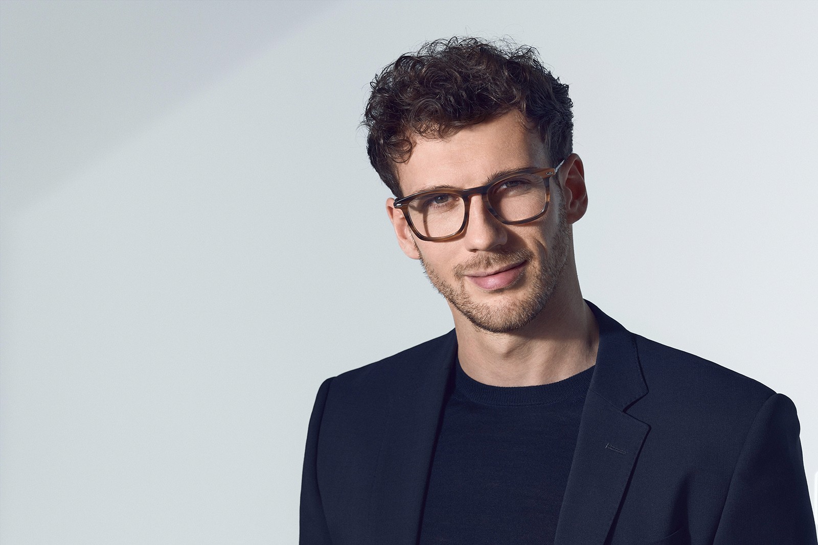 Leon Goretzka mit Hugo Boss Brille im Anzug