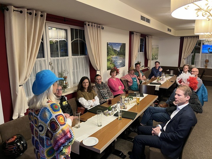 Die Clubmitglieder sitzen bei einem Vortrag beisammen..