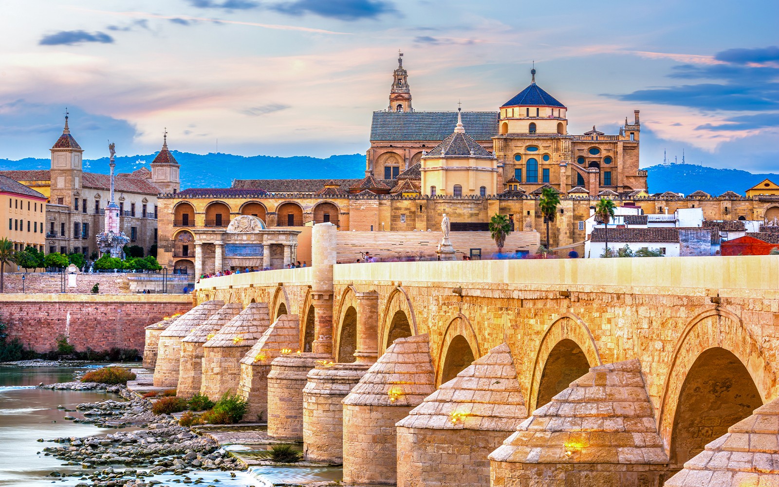 Römische Brücke und Moschee-Kathedrale in Córdoba, Spanien Skyline.