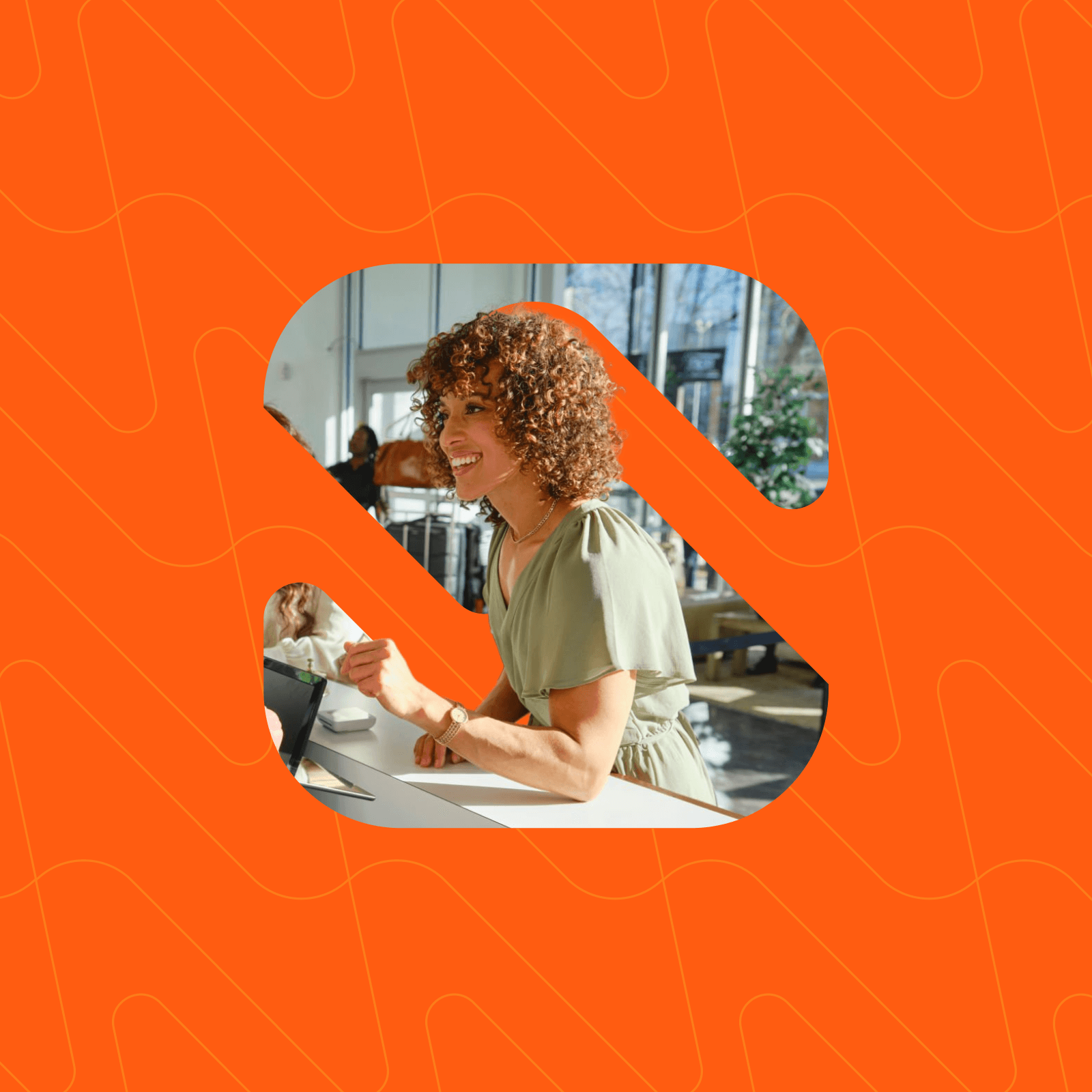 Oranje grafische visual met uitgesneden lettervorm en foto-element.